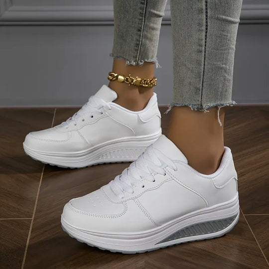 Orthopädische Sneakers mit Keilsohle