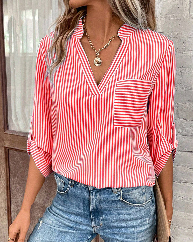 Gestreiftes Shirt mit V-Ausschnitt und Brusttasche