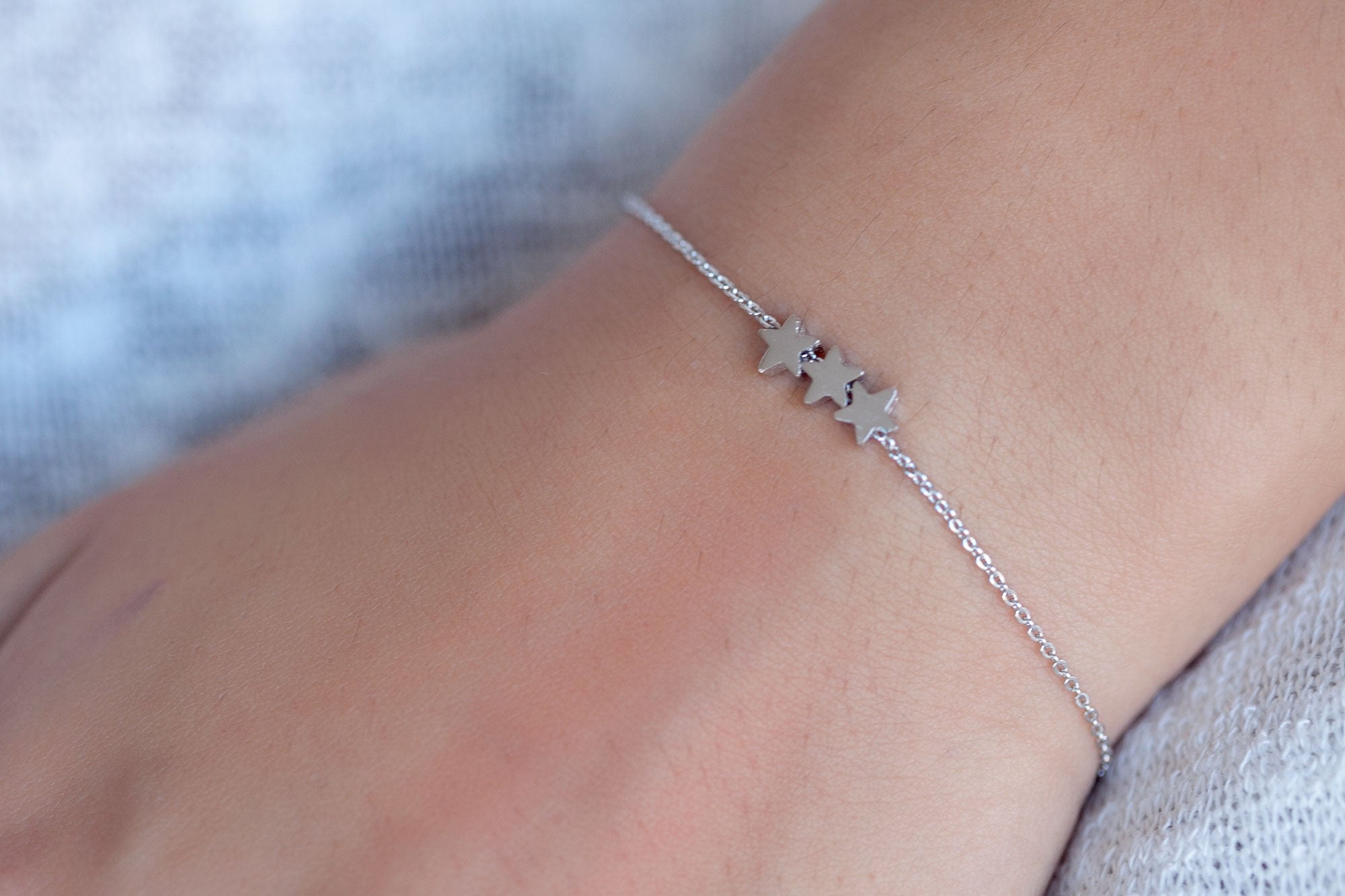 Versilbertes Armband mit drei Sternen | Shop Nory