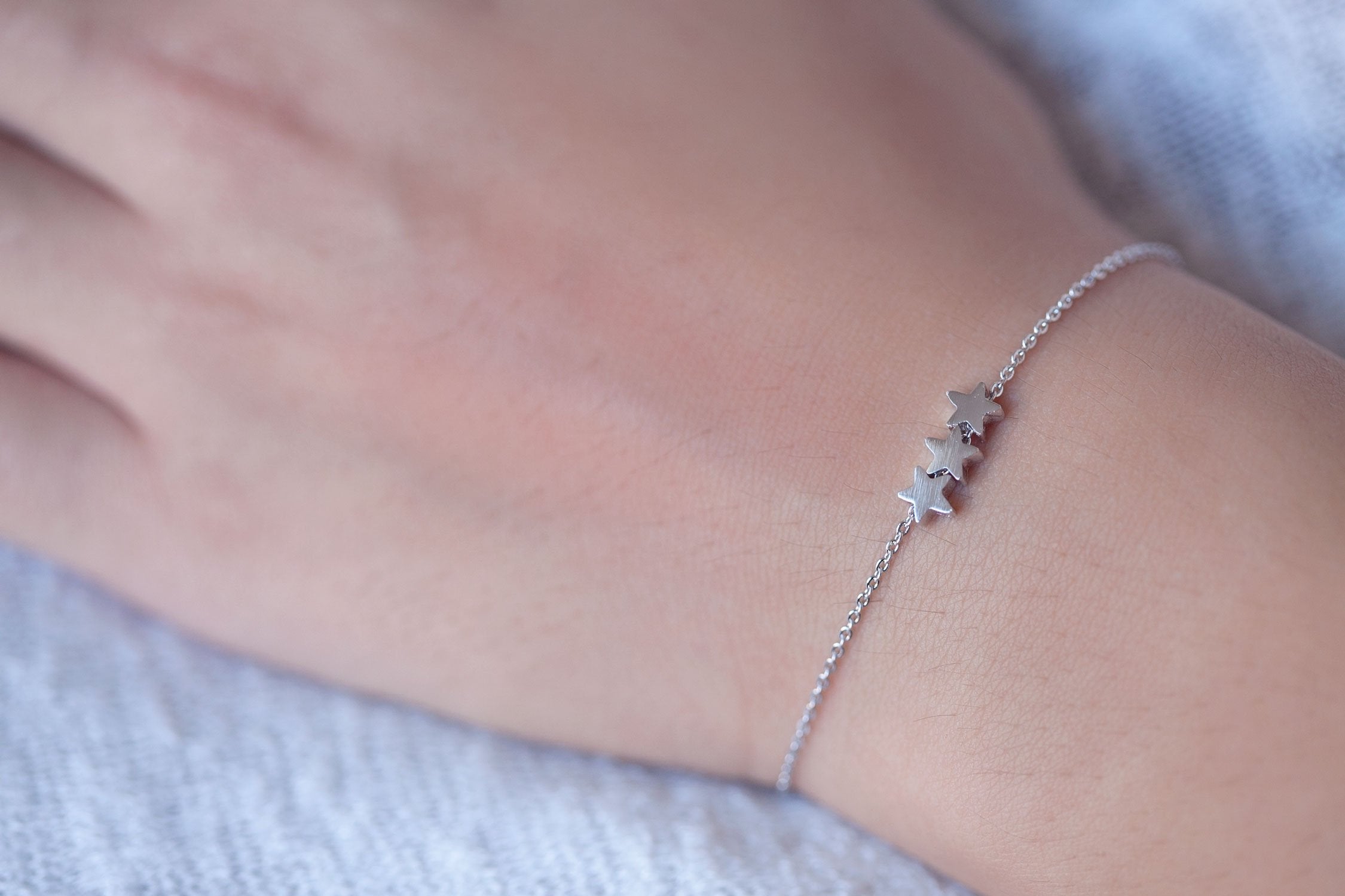 Versilbertes Armband mit drei Sternen | Shop Nory