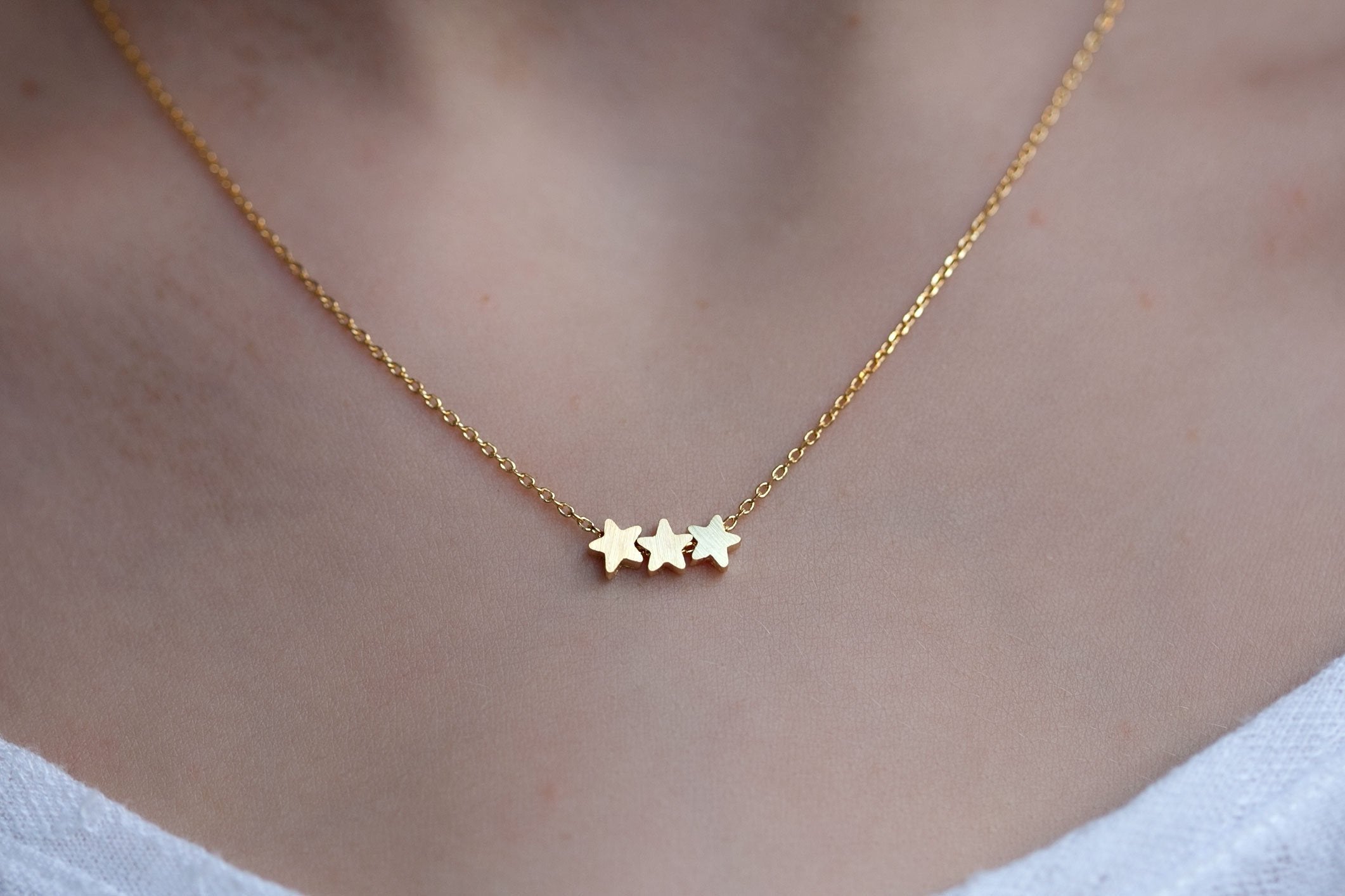 Kette mit drei goldfarbenen Sternen als Anhänger | Shop Nory