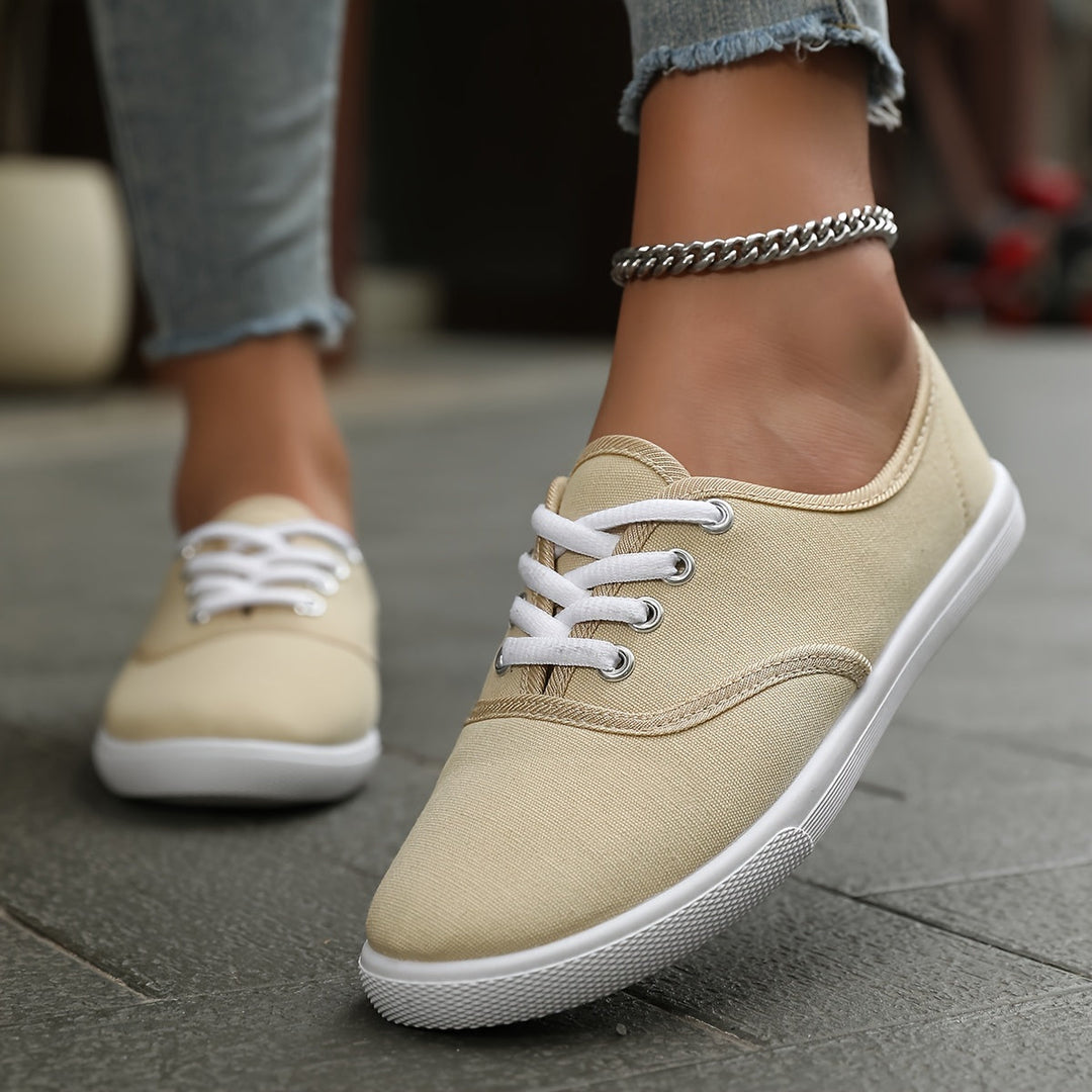 Bequeme Niedrige Canvas Sneakers In Weiß