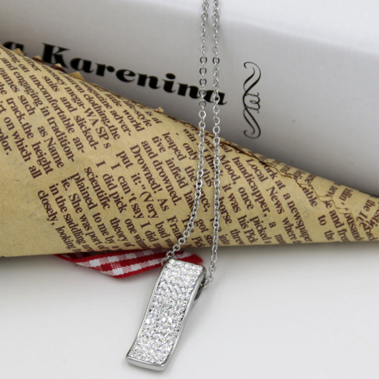 Damen Halskette mit elegantem Wellenanhänger und funkelndem Zirkonia-Besatz Shop Nory