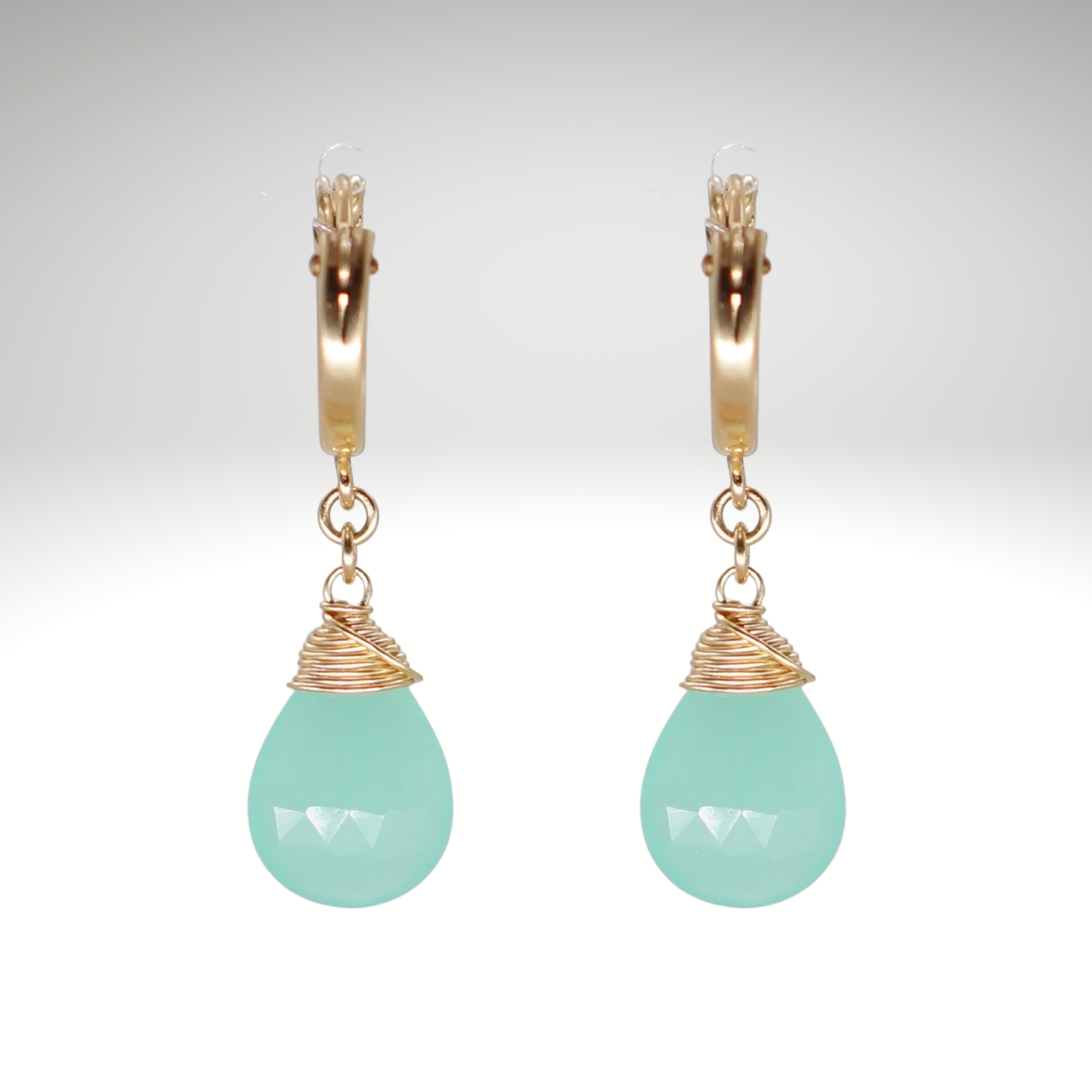 Peruanische Aqua Chalcedon Geburtsstein/Zodiac Huggie Ohrringe | Shop Nory