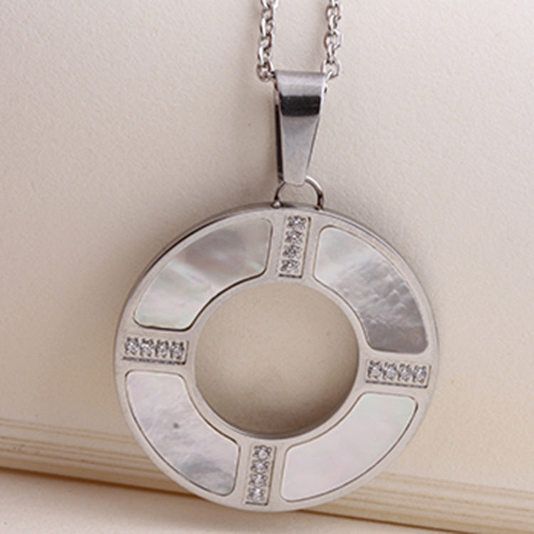 Damen Anhänger mit edlem Muscheldesign und funkelnden Steinen Shop Nory