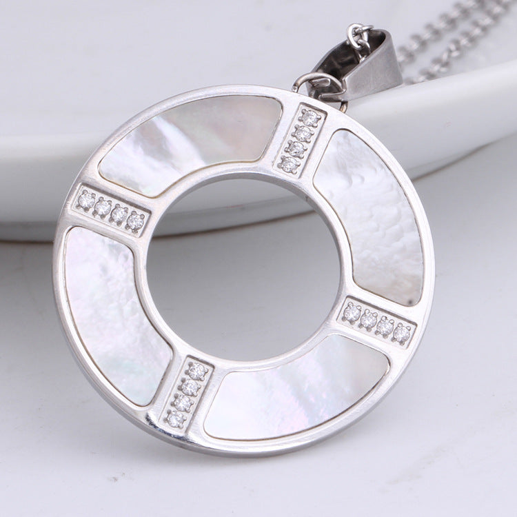 Damen Anhänger mit edlem Muscheldesign und funkelnden Steinen Shop Nory