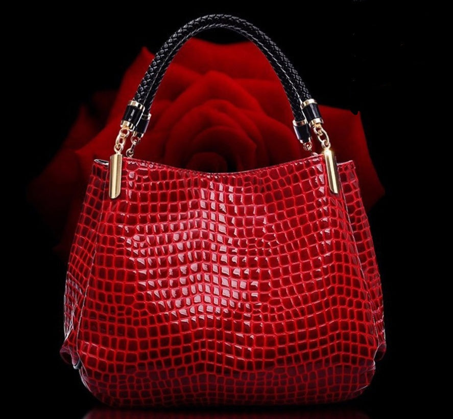 Schultertasche mit Krokodil Muster