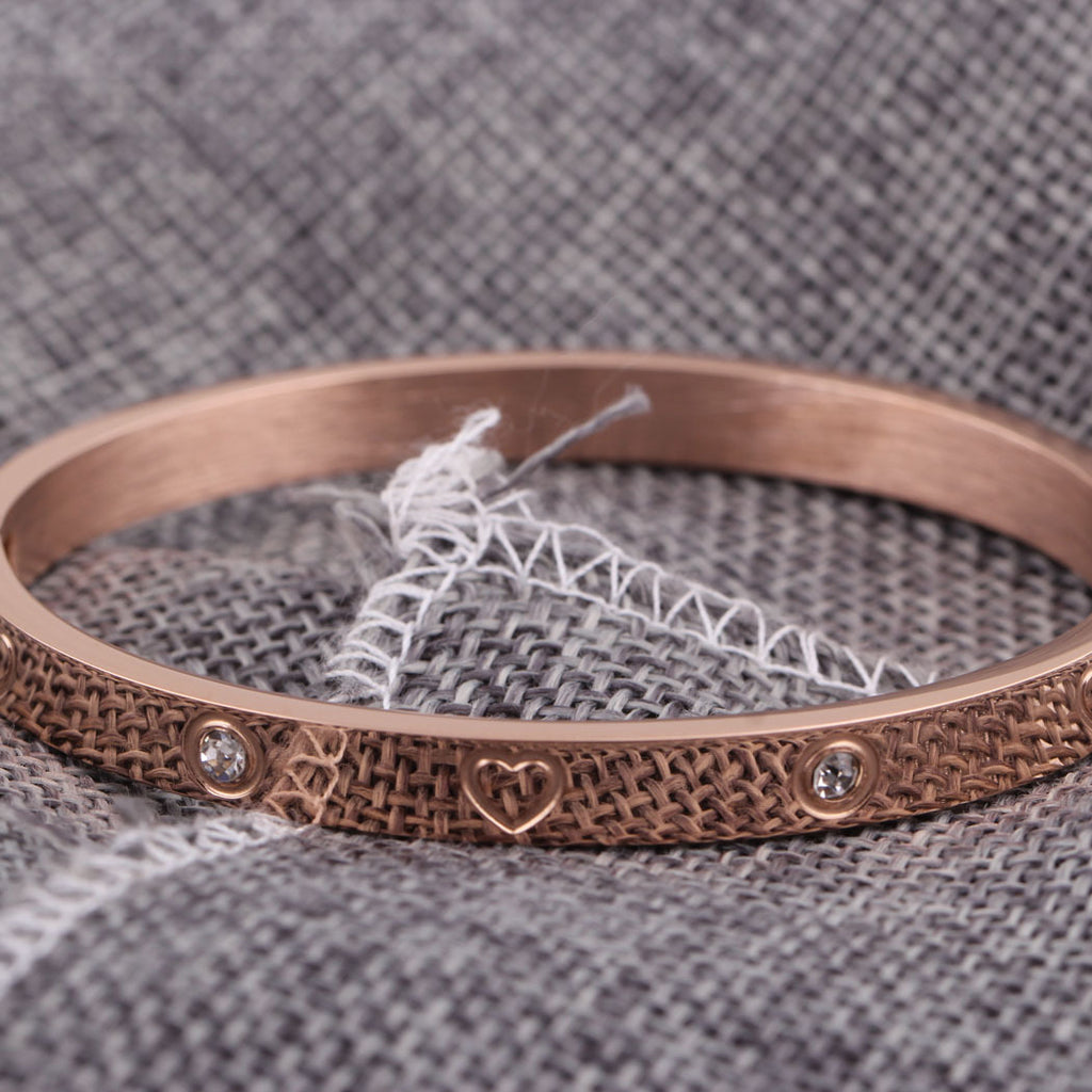 Damen Armreif mit liebevollem Herzdesign und funkelnden Akzenten Shop Nory