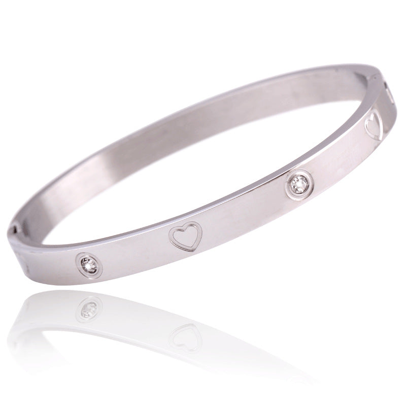 Damen Armreif mit liebevollem Herzdesign und funkelnden Akzenten Shop Nory