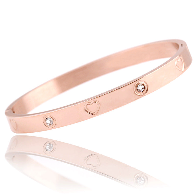 Damen Armreif mit liebevollem Herzdesign und funkelnden Akzenten Shop Nory