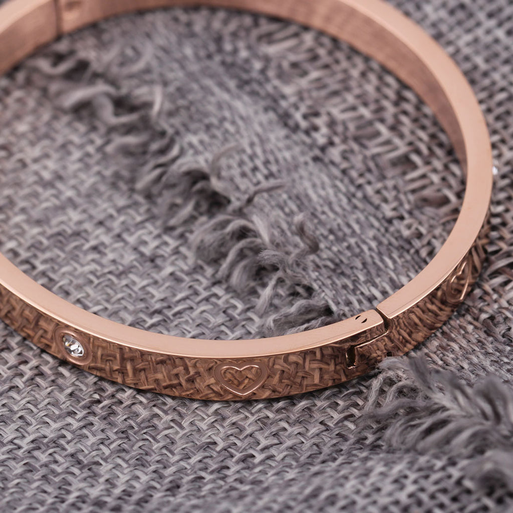Damen Armreif mit liebevollem Herzdesign und funkelnden Akzenten Shop Nory