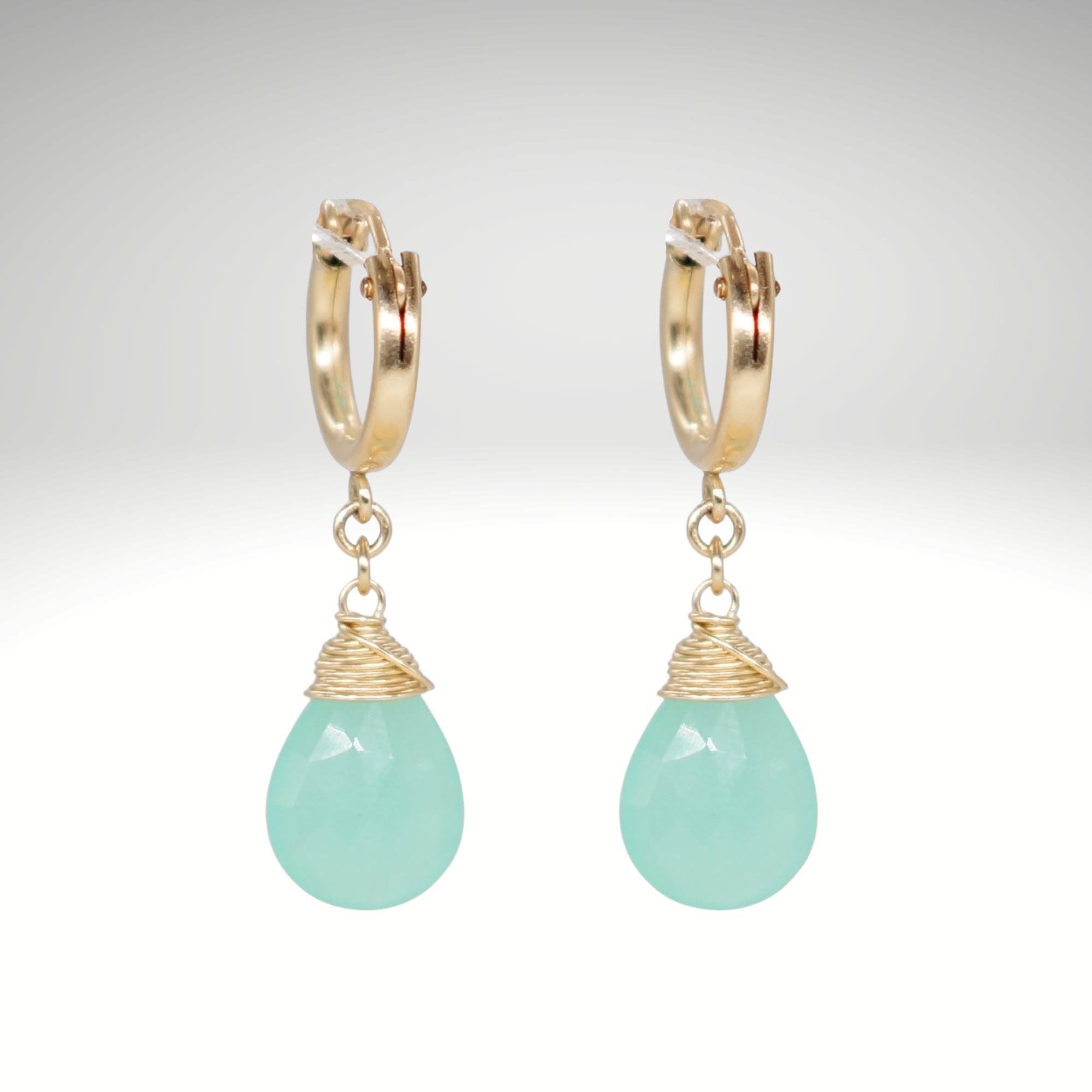 Peruanische Aqua Chalcedon Geburtsstein/Zodiac Huggie Ohrringe | Shop Nory