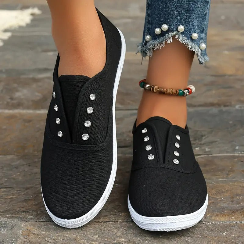 Entspannte Schuhe mit Kristallöse