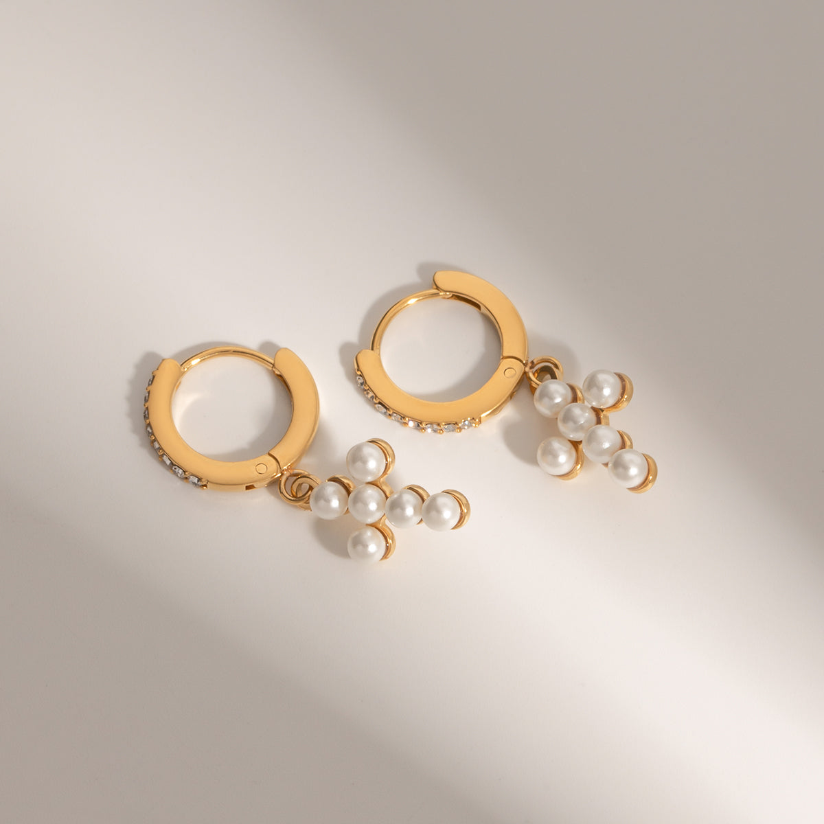 Ohrringe "Maria" mit Kreuzanhänger in Edelstahl - 18k vergoldet | Shop Nory