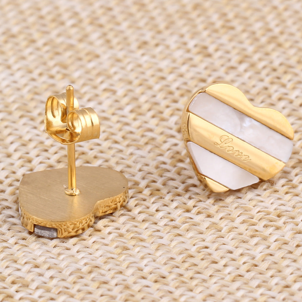 Damen Ohrstecker im eleganten Herzdesign mit graviertem Schriftzug Shop Nory