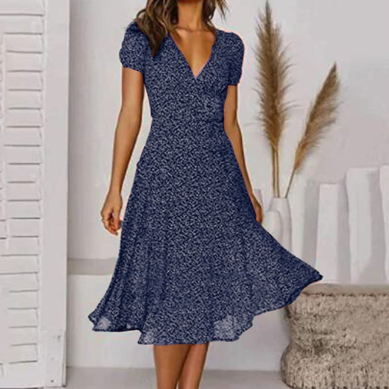 A-Linienkleid mit V-Ausschnitt und schwingendem Saum