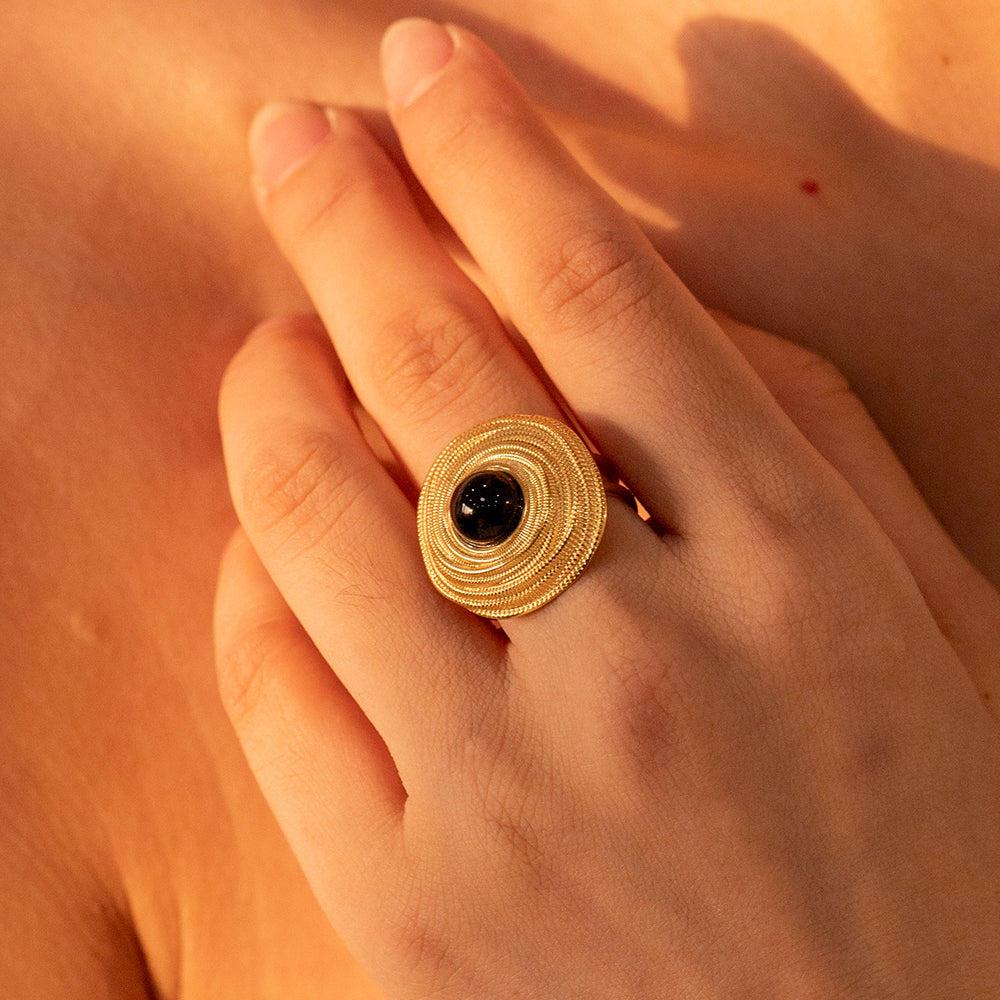 Ring geometrisch mit schwarzer Kugel in Edelstahl - 18k vergoldet | Shop Nory