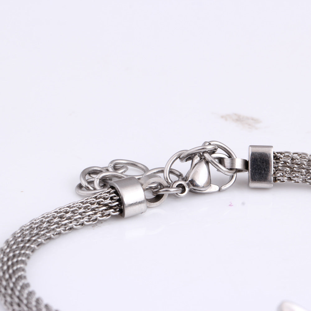 Damen Armband mit filigranem Schmetterlingsanhänger und eleganter Kettenstruktur Shop Nory