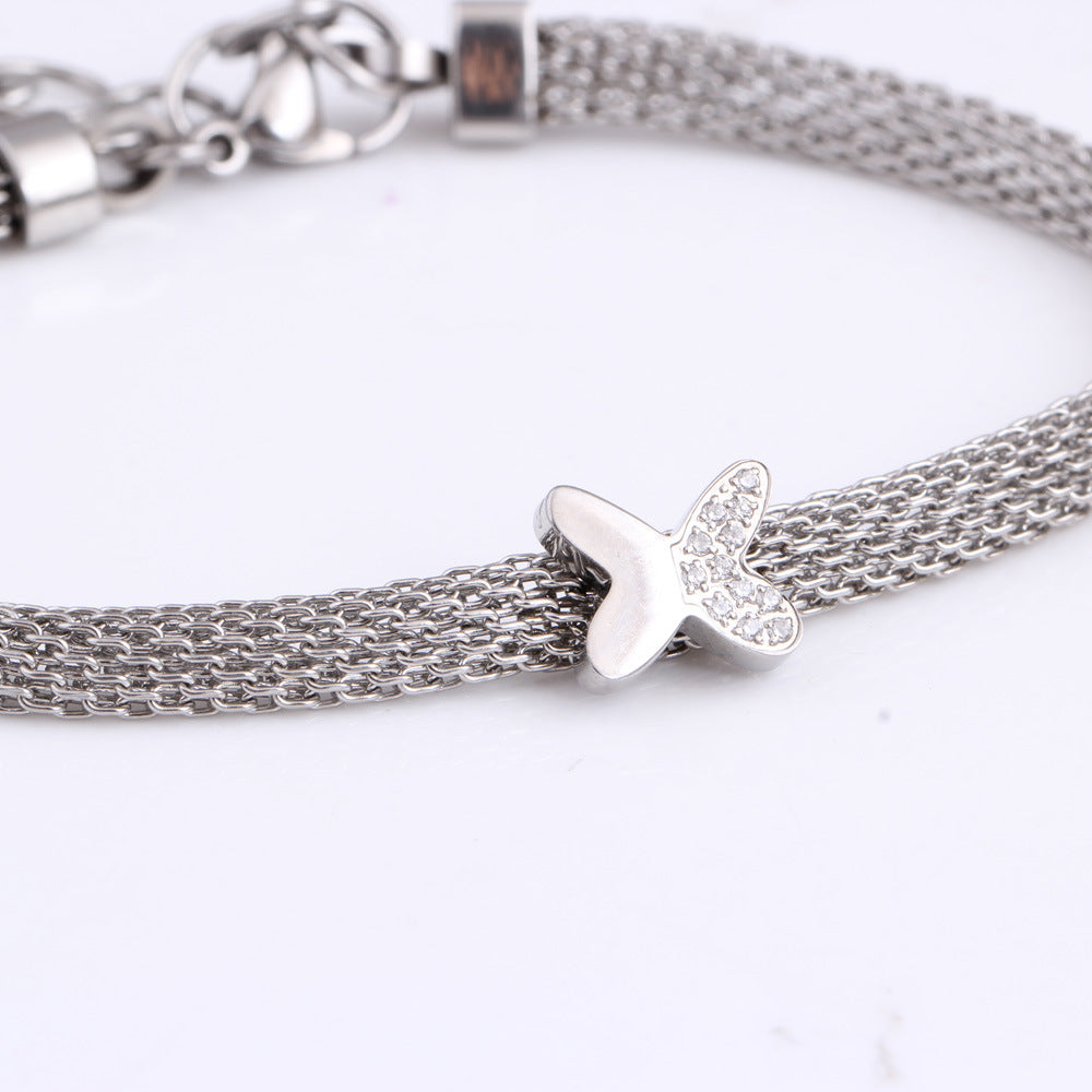 Damen Armband mit filigranem Schmetterlingsanhänger und eleganter Kettenstruktur Shop Nory