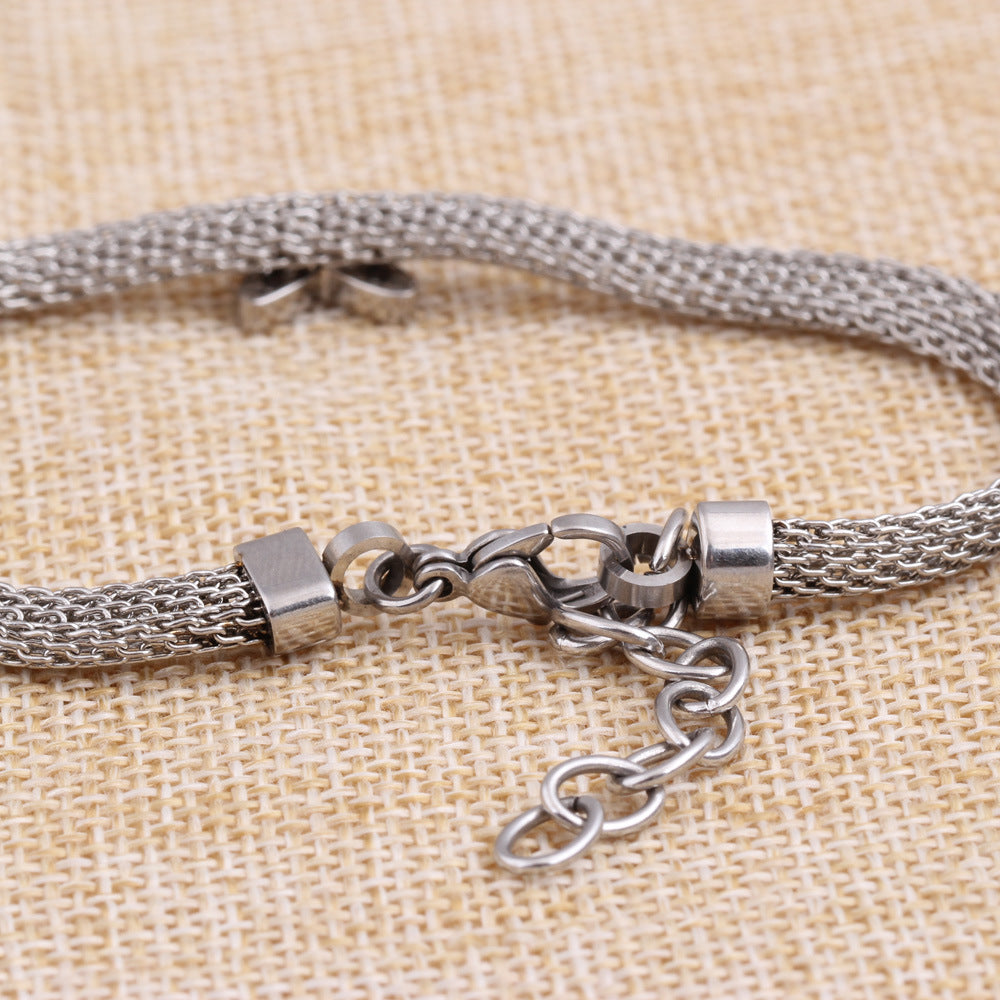 Damen Armband mit filigranem Schmetterlingsanhänger und eleganter Kettenstruktur Shop Nory