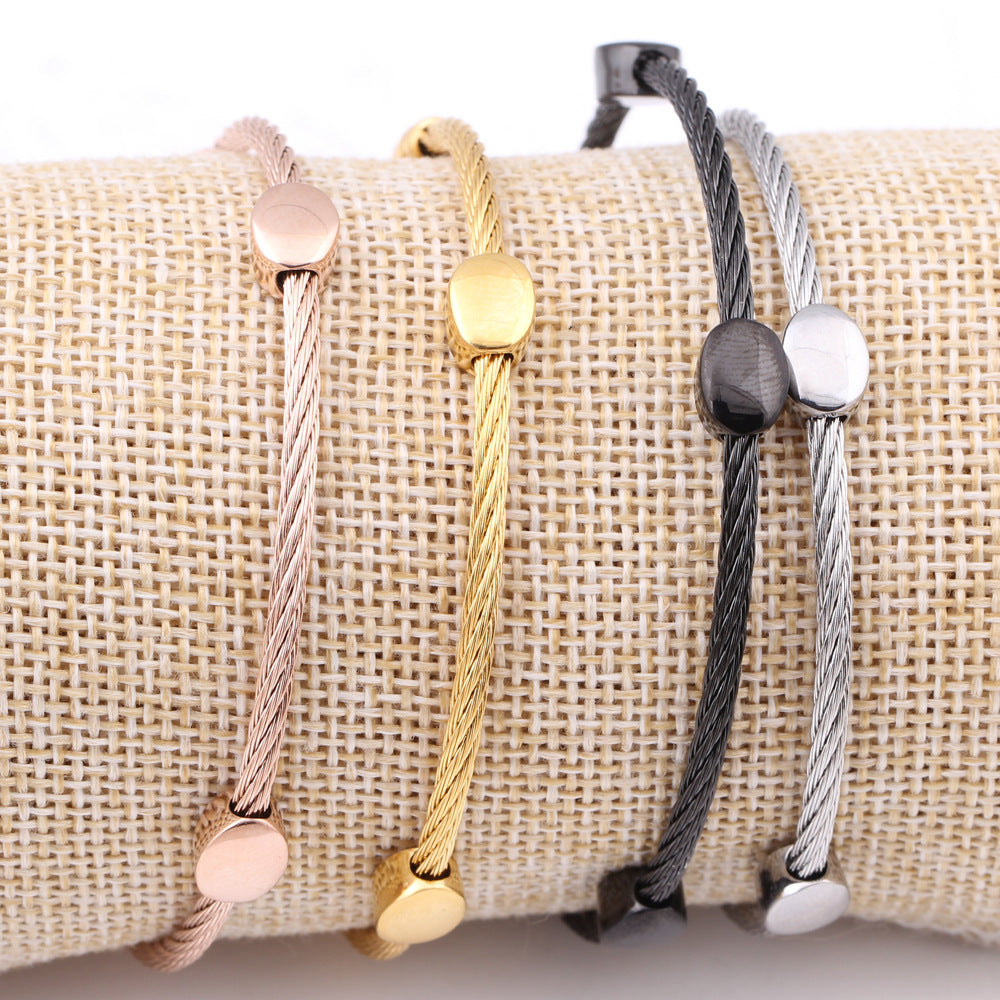 Damen Edelstahlarmband mit elegantem Kabeldesign und funkelnden Metallakzenten Shop Nory