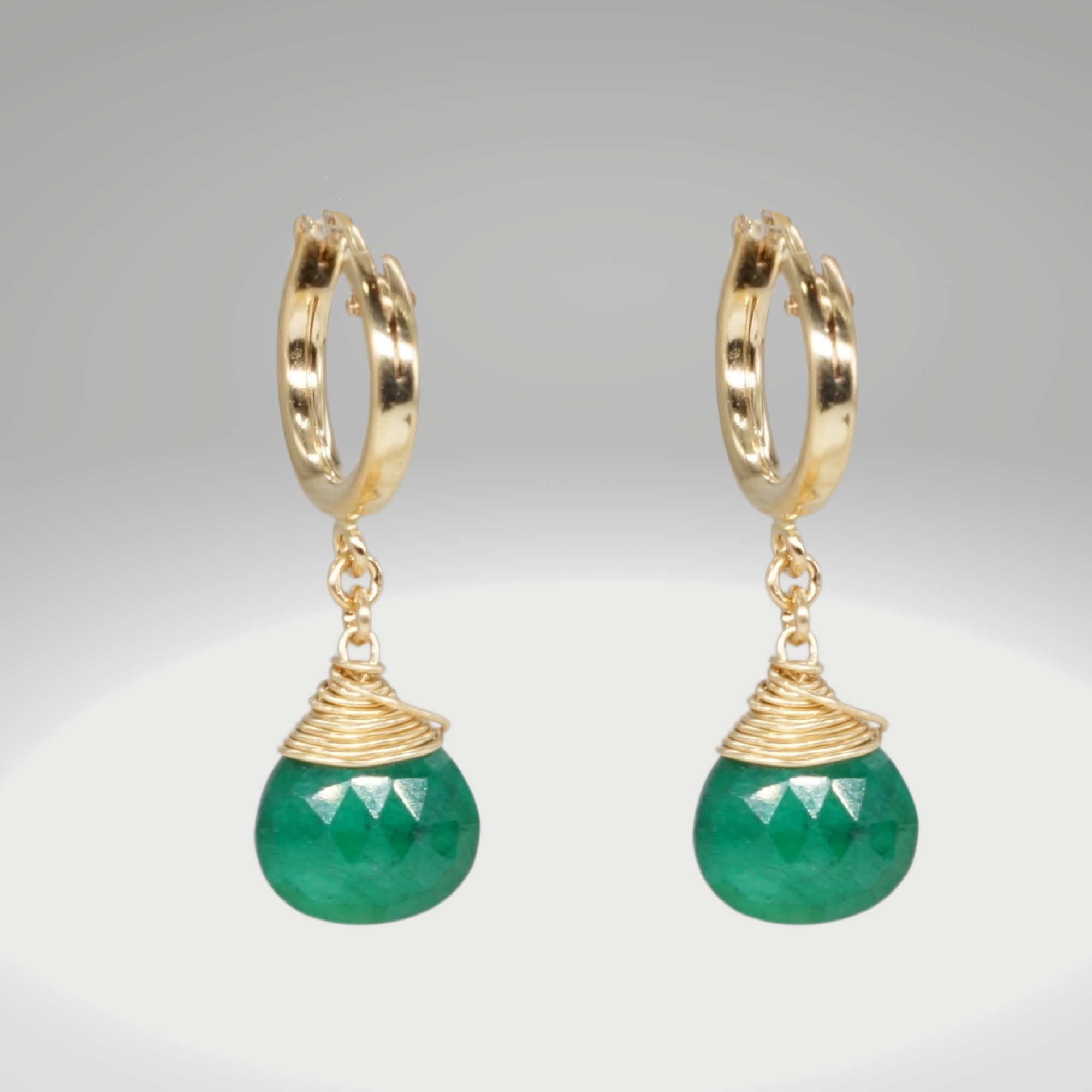 Edelstein/Nikolaus Huggie Ohrringe | Shop Nory