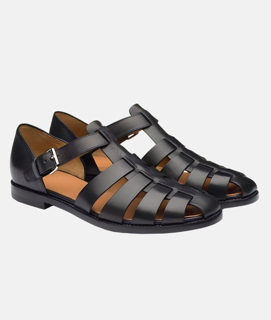 Modische Sandalen mit Riemen und einem eleganten Schnitt