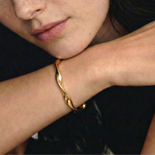 Damen Gedrehter Offener Armreif mit Kugelenden in Goldoptik | Shop Nory