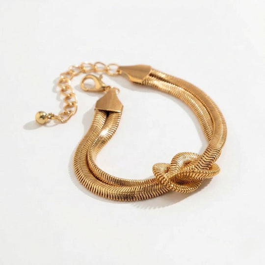 Damenarmband mit geflochtener Metallstruktur und dekorativem Knoten, in Gold- oder Silberoptik am Handgelenk sowie in Detailansicht dargestellt