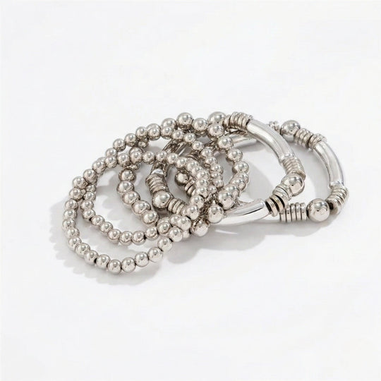 Silberfarbenes Damen-Armband-Set mit Kugelperlen und Stabelementen, getragen am Handgelenk und in Detailansicht dargestellt