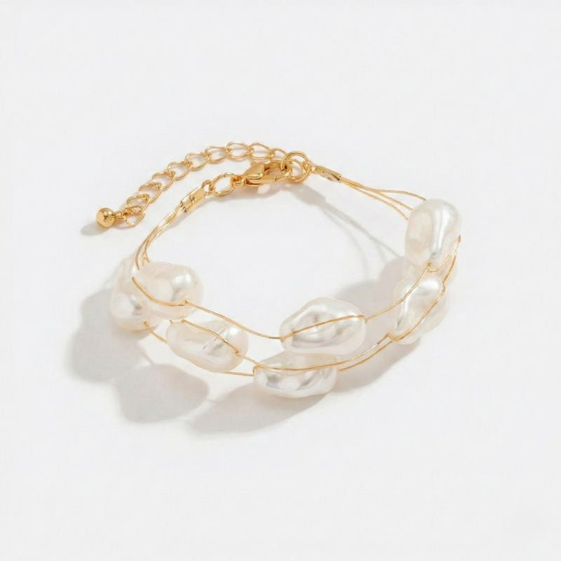 Süßwasserperlenarmband mit unregelmäßigen Perlen auf goldfarbenem Draht