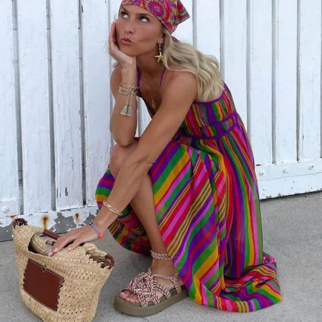 Vibrant Gestreiftes Maxikleid mit Taillenbetonung