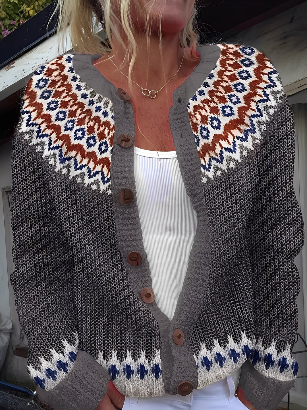 Elegante Damenstrickjacke mit Knöpfen