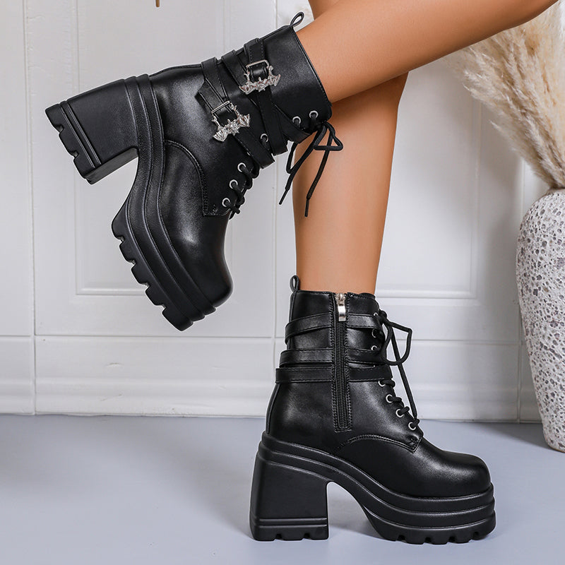 Damen Chunky Stiefel mit dekorativen Riemen und robustem Profil