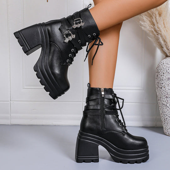 Damen Chunky Stiefel mit dekorativen Riemen und robustem Profil