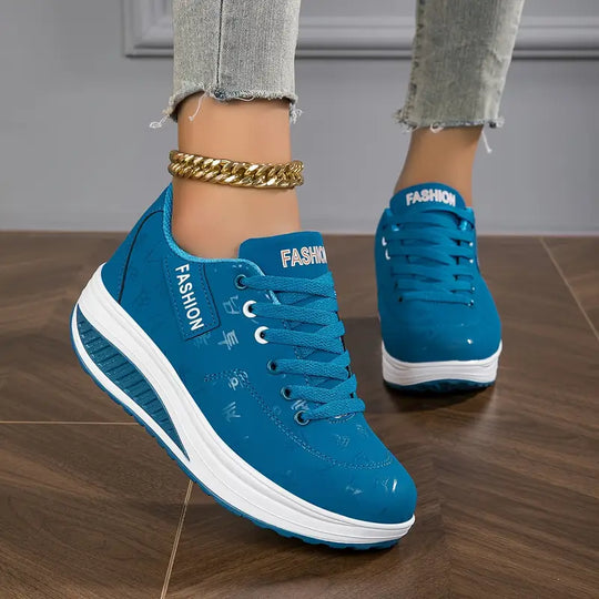 Orthopädische Sneakers mit Keilsohle