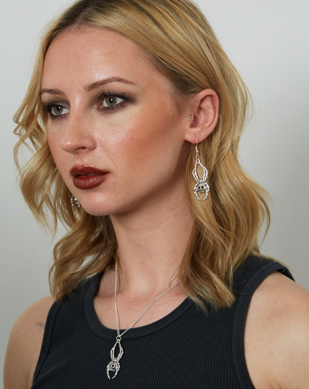 Silberne Gothic Spider Skull Charm Ohrringe | Shop Nory