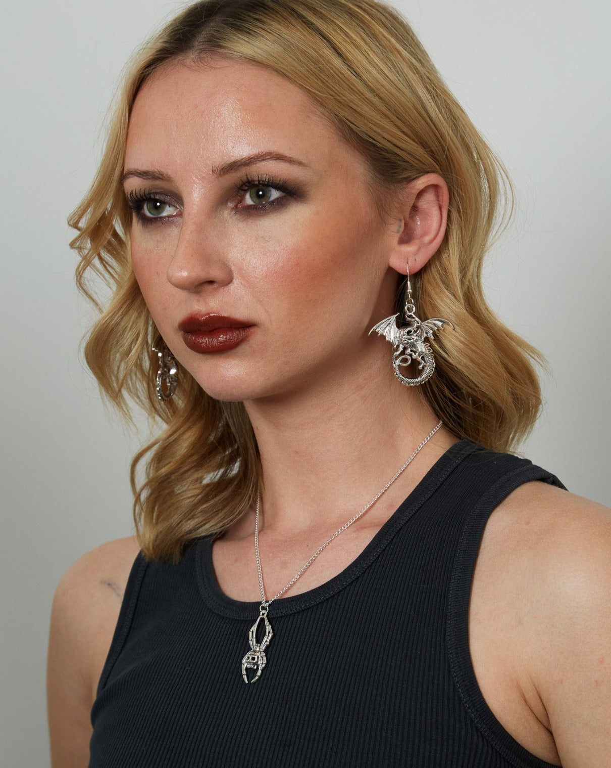 Große Silberne Gothische Drachen Charm Ohrringe | Shop Nory