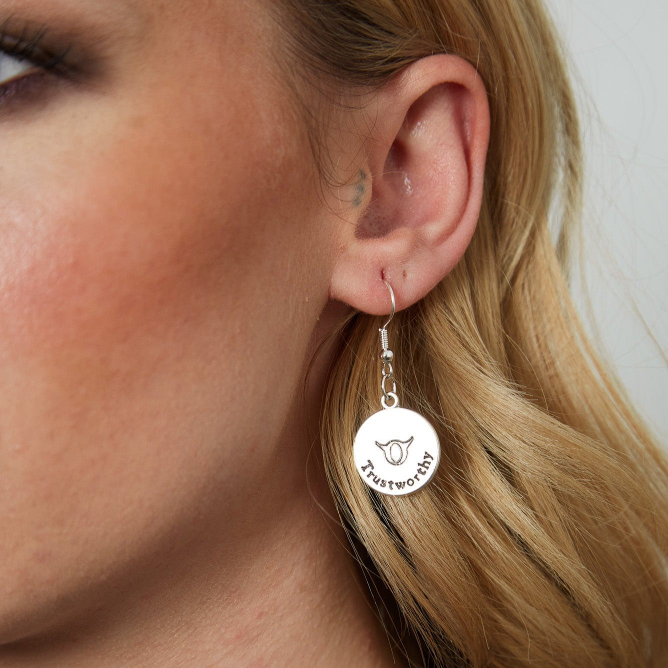 Silberohrringe mit umkehrbarem Zodiac-Münzanhänger | Shop Nory