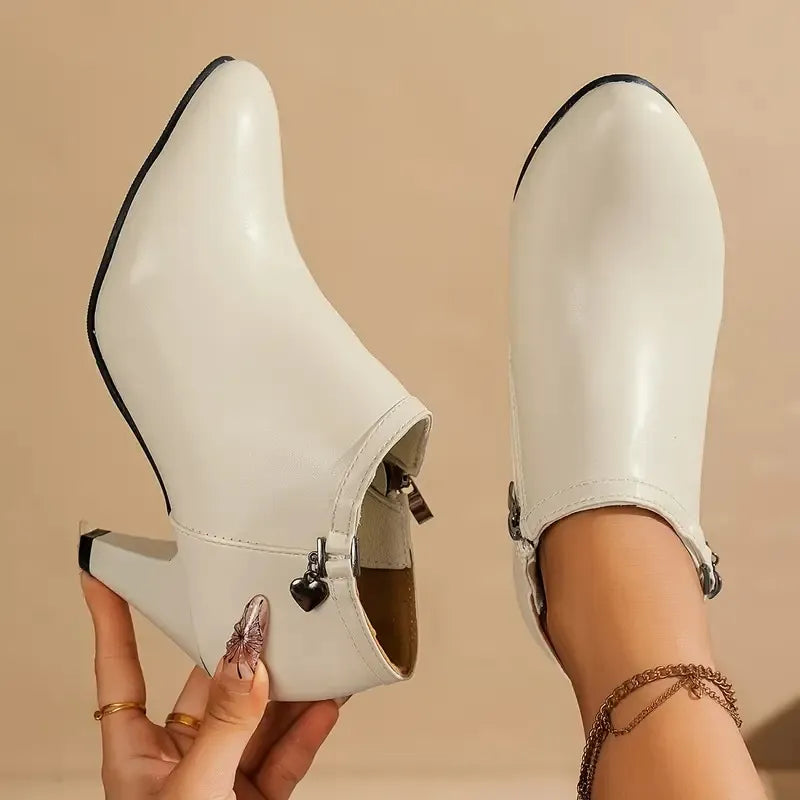 Zeitlose Stiefeletten im femininen Spitzen-Design