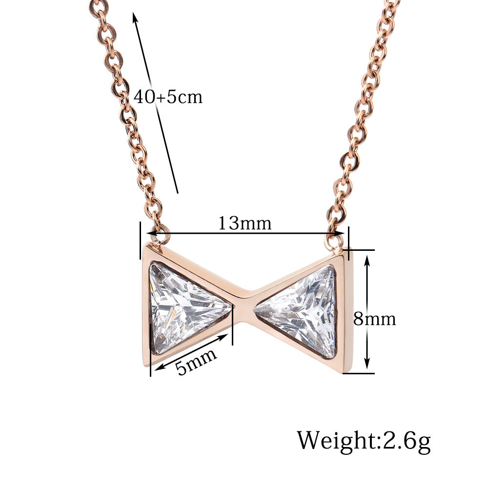 Damen Halskette mit geometrischem Anhänger und funkelnden Kristallen Shop Nory