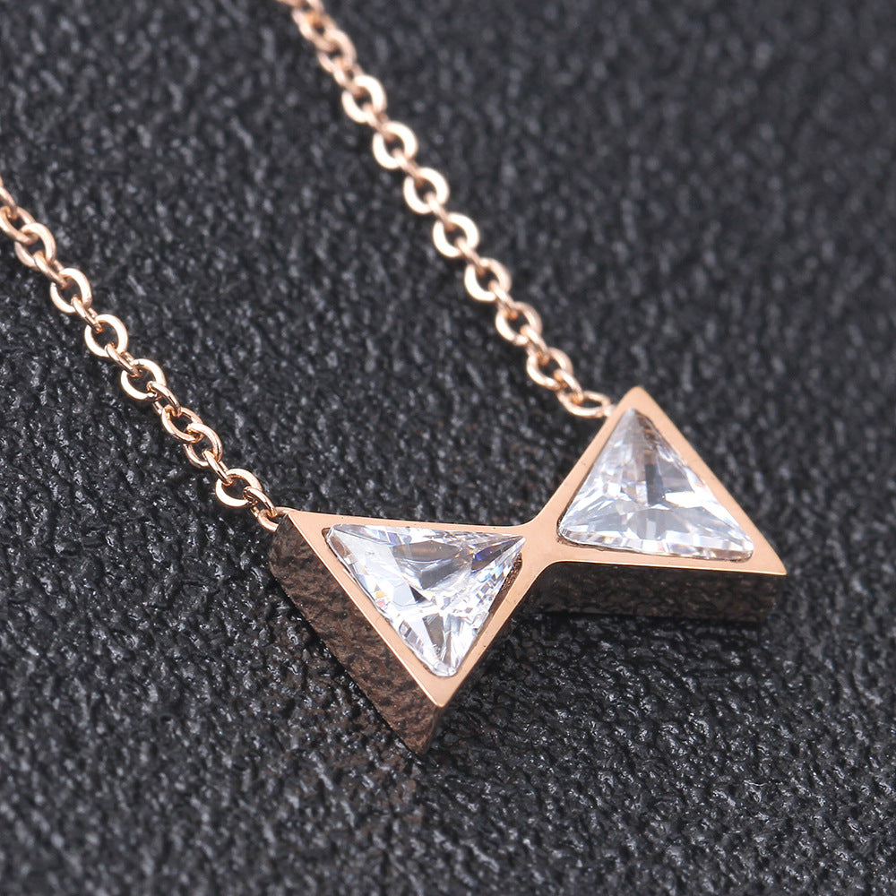 Damen Halskette mit geometrischem Anhänger und funkelnden Kristallen Shop Nory
