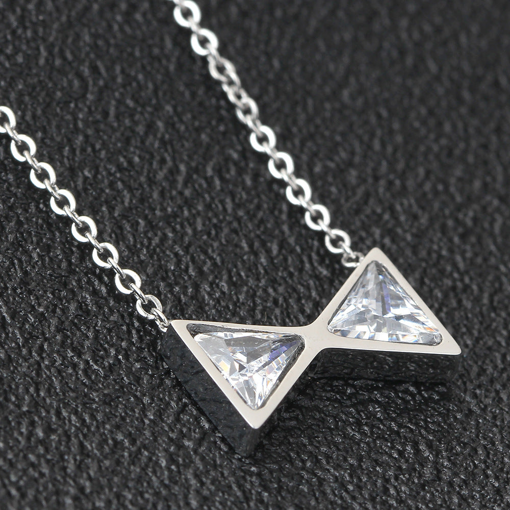 Damen Halskette mit geometrischem Anhänger und funkelnden Kristallen Shop Nory