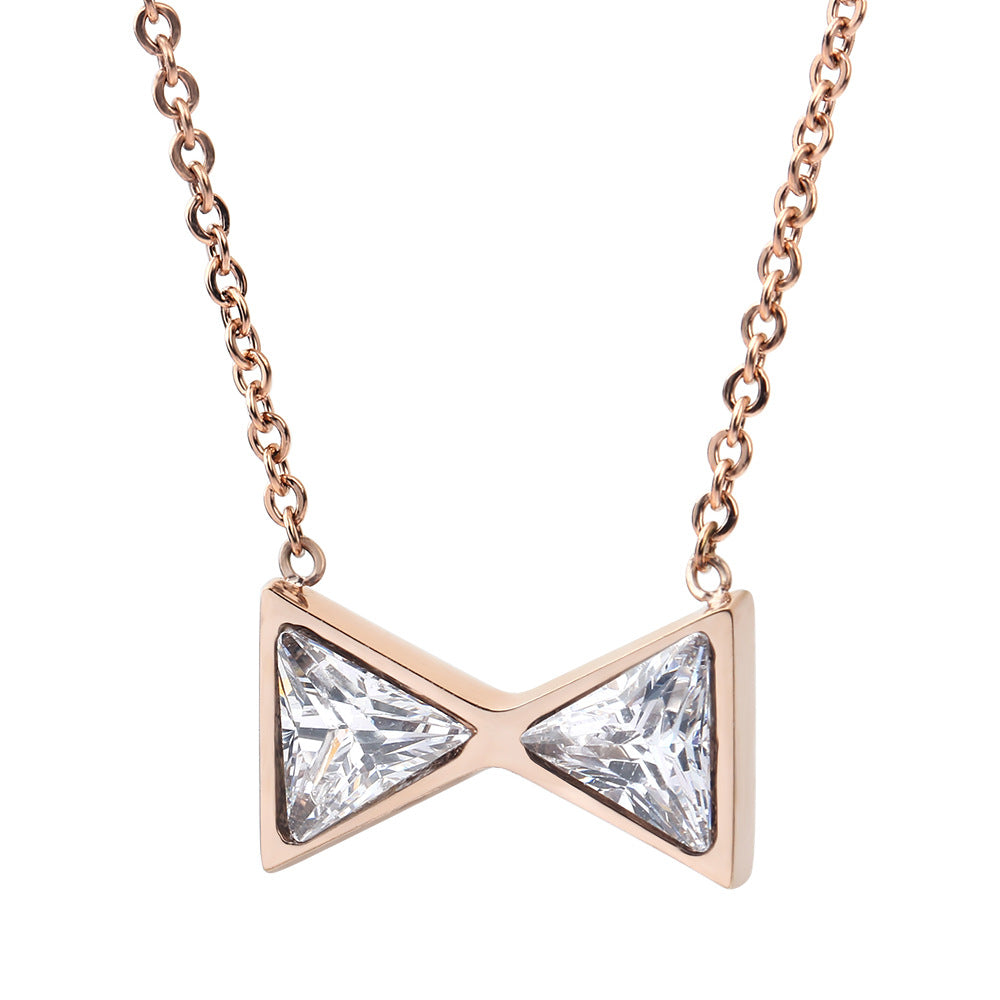 Damen Halskette mit geometrischem Anhänger und funkelnden Kristallen Shop Nory