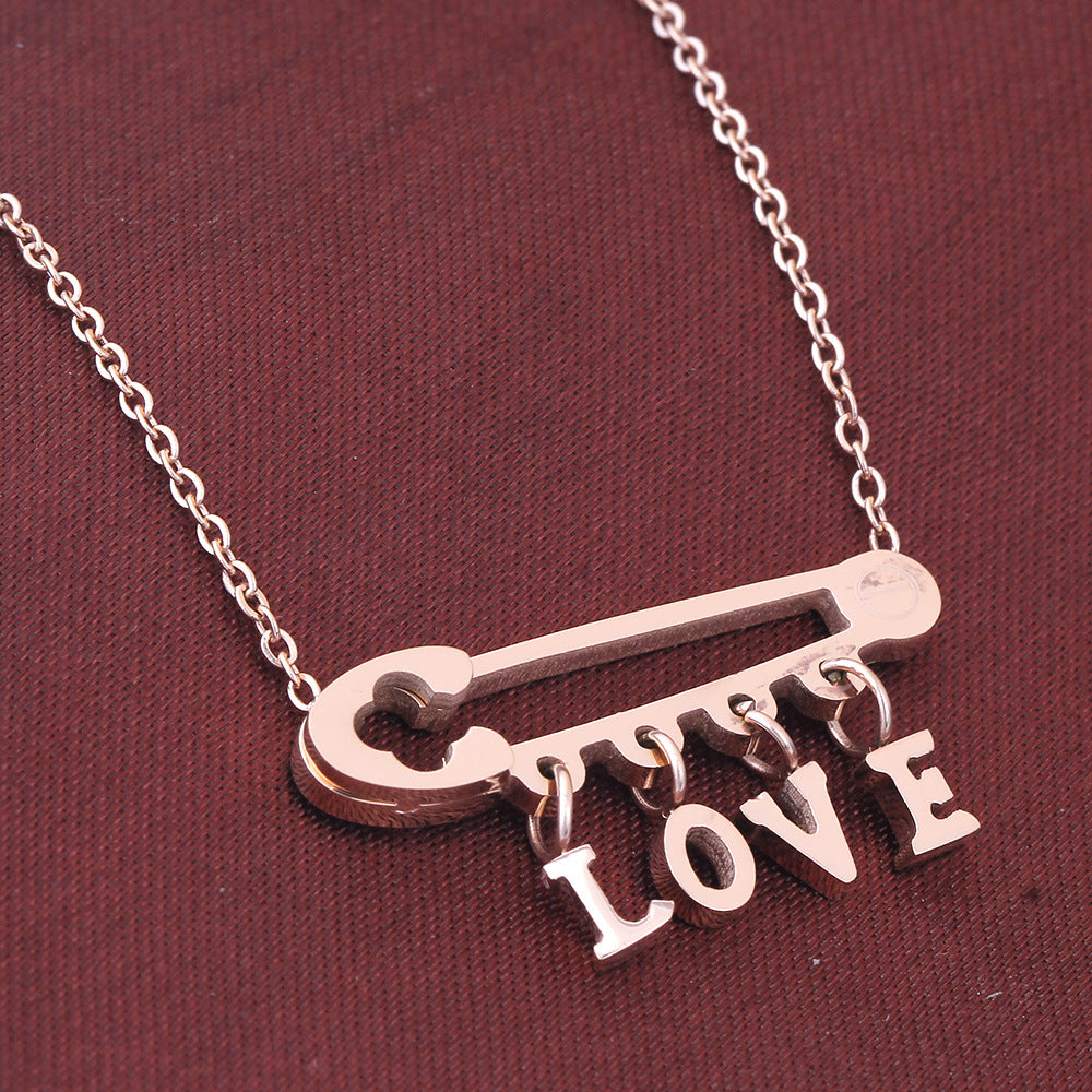 Damen Halskette mit verspieltem Sicherheitsnadel-Design und pendelndem LOVE-Anhänger Shop Nory