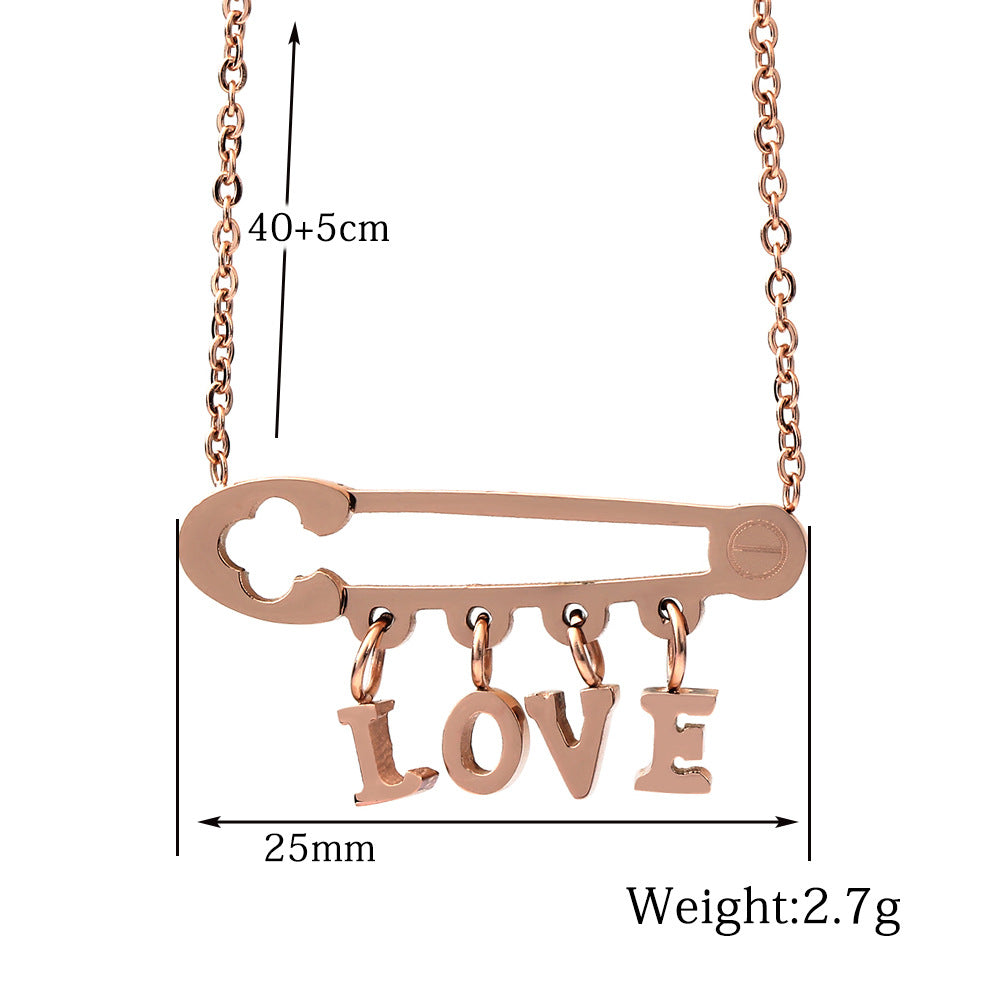Damen Halskette mit verspieltem Sicherheitsnadel-Design und pendelndem LOVE-Anhänger Shop Nory