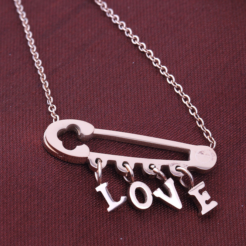 Damen Halskette mit verspieltem Sicherheitsnadel-Design und pendelndem LOVE-Anhänger Shop Nory