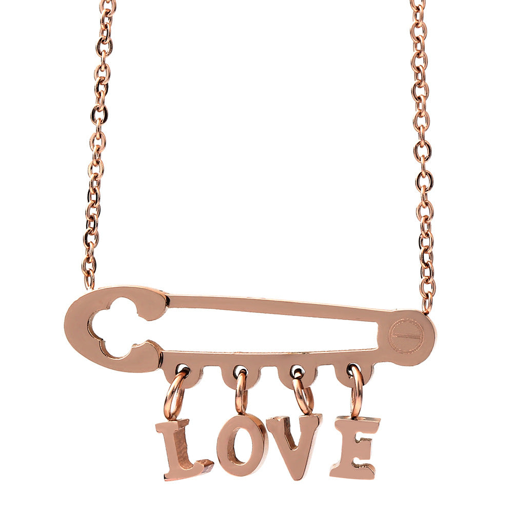Damen Halskette mit verspieltem Sicherheitsnadel-Design und pendelndem LOVE-Anhänger Shop Nory