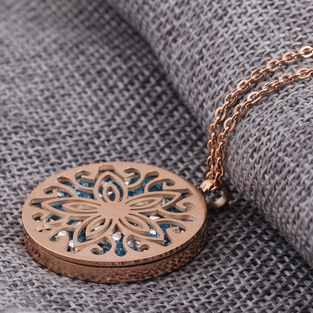 Damen Halskette mit kunstvollem Blumenanhänger aus hochwertigem Edelstahl Shop Nory