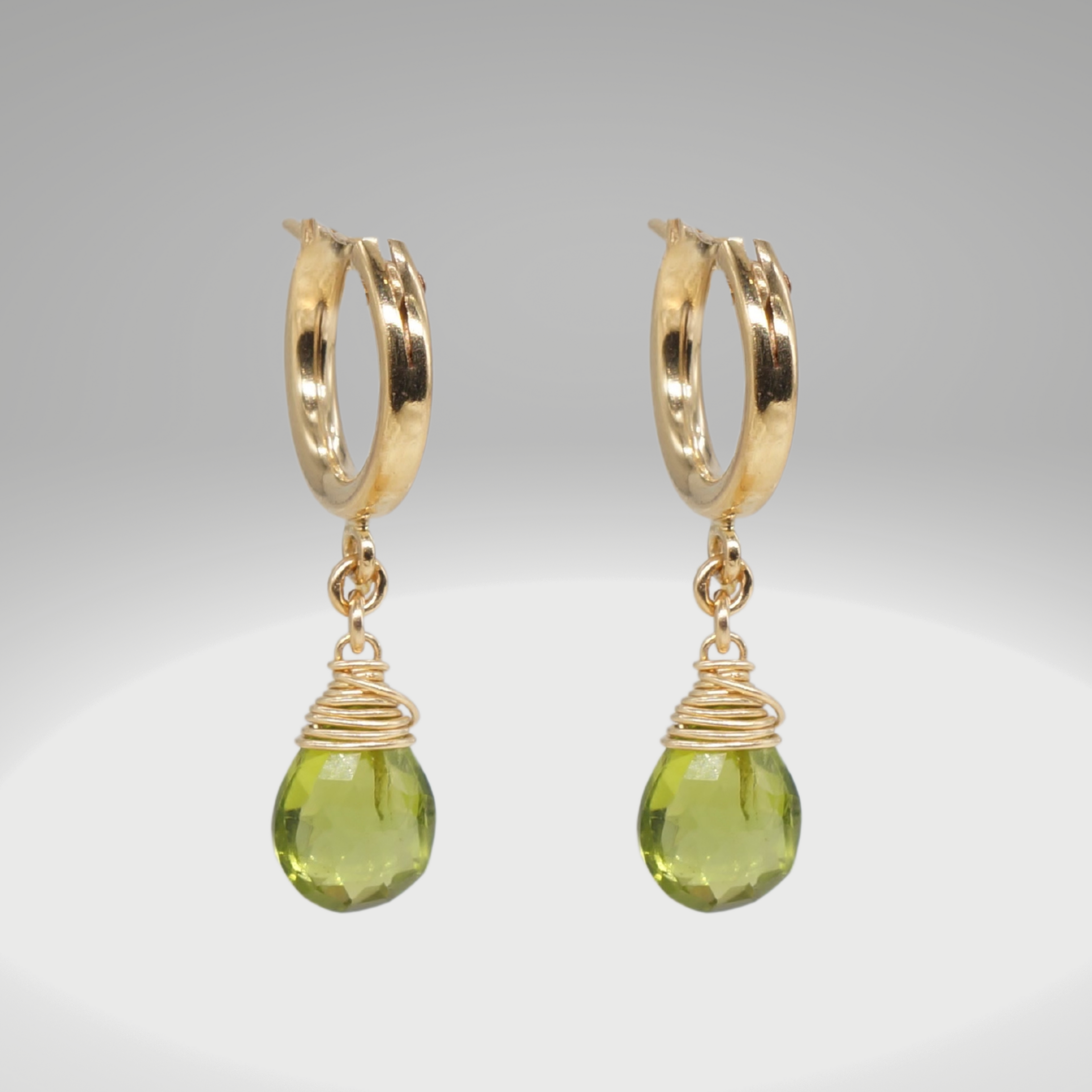 Peridot Geburtsstein/Zodiac Huggie Ohrringe | Shop Nory